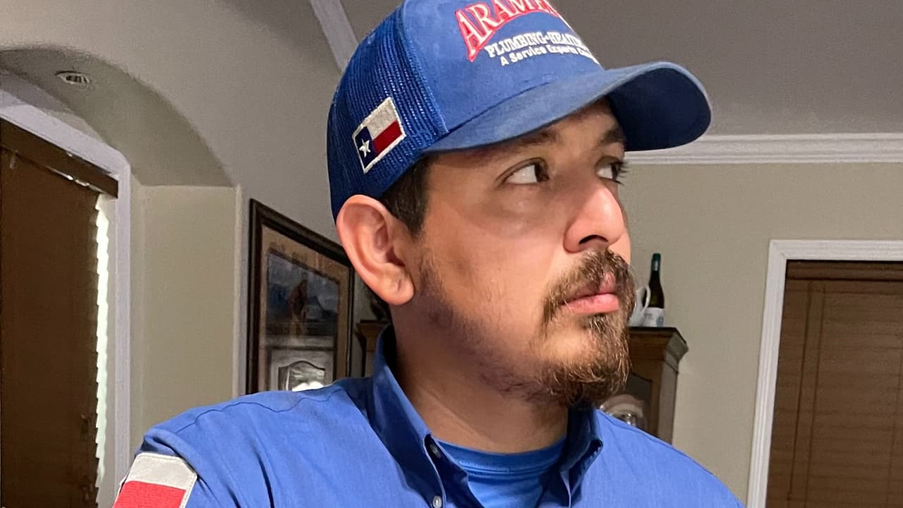 Luis Flores fue asesinado una noche mientras esperaba por su comida en un estacionamiento de la ciudad. Un video de seguridad en posesión de Univisión 41 revela tres pistas.