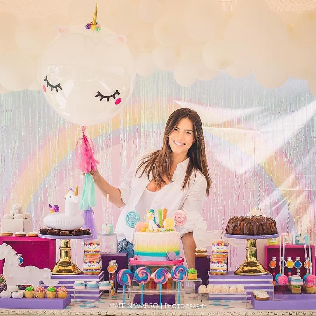 Recientemente, la hija de la venezolana cumplió 9 años y por lo que podemos observar Gaby consintió a Oriana con tremenda mesa de postres. Sin embargo, Espino posó sin la compañía de su pequeña.