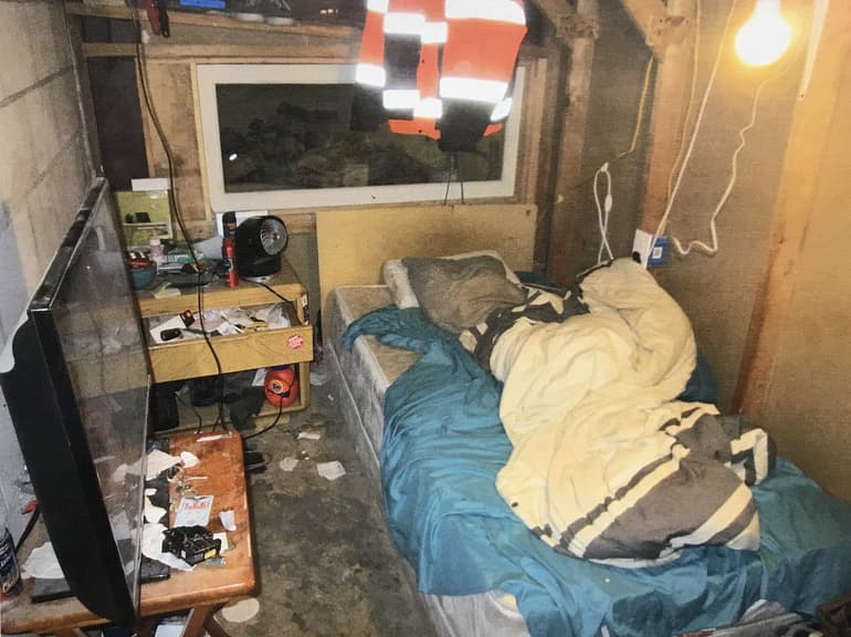 Un televisor plasma contrasta con la pésima situación en la que vivía uno de los albañiles de Tijuana llevados con falsas promesas hasta el área de la Bahía de San Francisco.