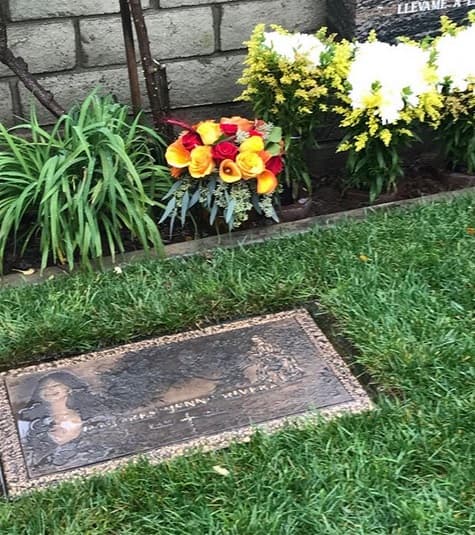 En una entrevista concedida al matutino mexicano 'Venga la alegría', la mamá de la 'Diva de la Banda' comentó que le lleva flores a su hija desde el día en que fue sepultada en 
<b><a href="http://www.allsoulsmortuary.com/" target="_blank">The All Souls Cemetery</a></b> de Long Beach, California.