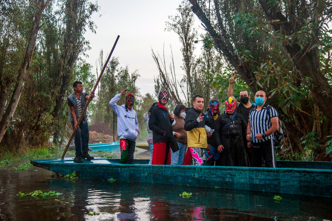 Amanece y una decena de luchadores mexicanos aborda una trajinera -embarcación- rumbo a las chinampas, islotes del lago de Xochimilco, su nueva arena ante el cierre de coliseos por el
<a href="https://www.univision.com/temas/coronavirus">coronavirus. </a>
<b>Allí los espera un cuadrilátero rodeado de vegetación para conformar el set de grabación del show "Chinampalucha" que se transmitirá en línea para recaudar fondos con la intención de aminorar el brutal golpe económico</b> que la pandemia le ha dado a la industria.
<br>