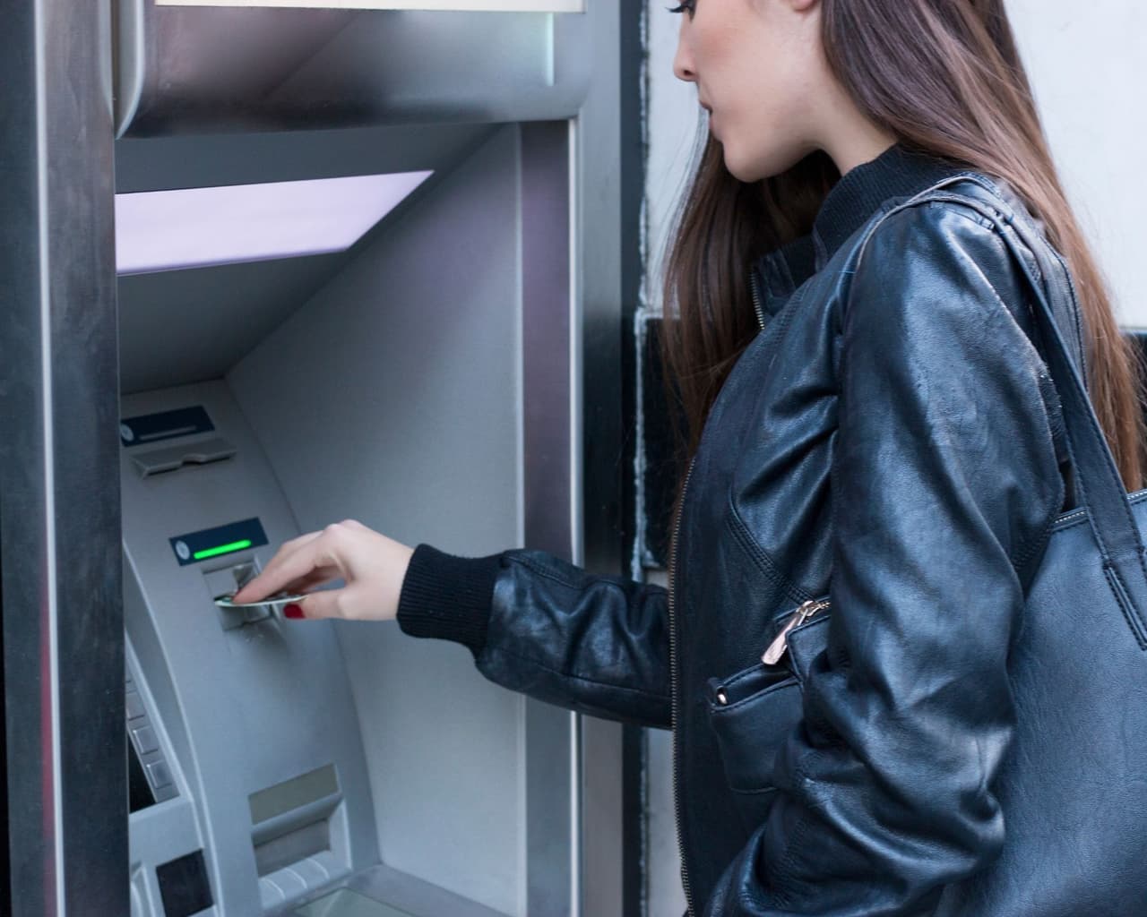 Obtener tu PIN es esencial para los delincuentes. Sin él, los criminales están limitados en lo que pueden hacer con los datos robados.
<br>