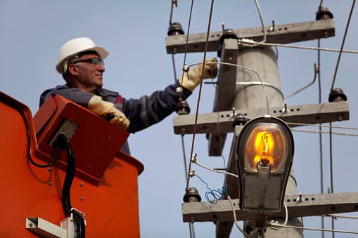 Infraestructura crítica que incluye energía, agua, recolección de residuos sólidos y otros servicios gubernamentales.