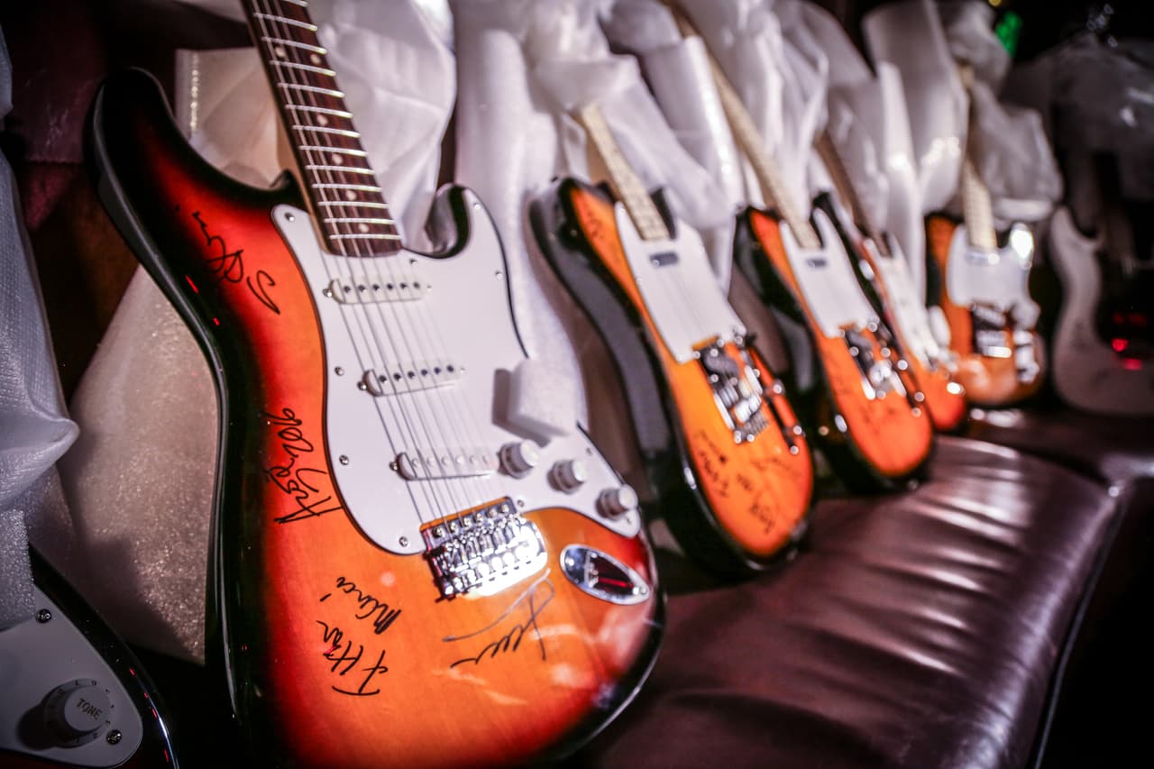 ¡La X te regala una guitarra autografiada por Maná!