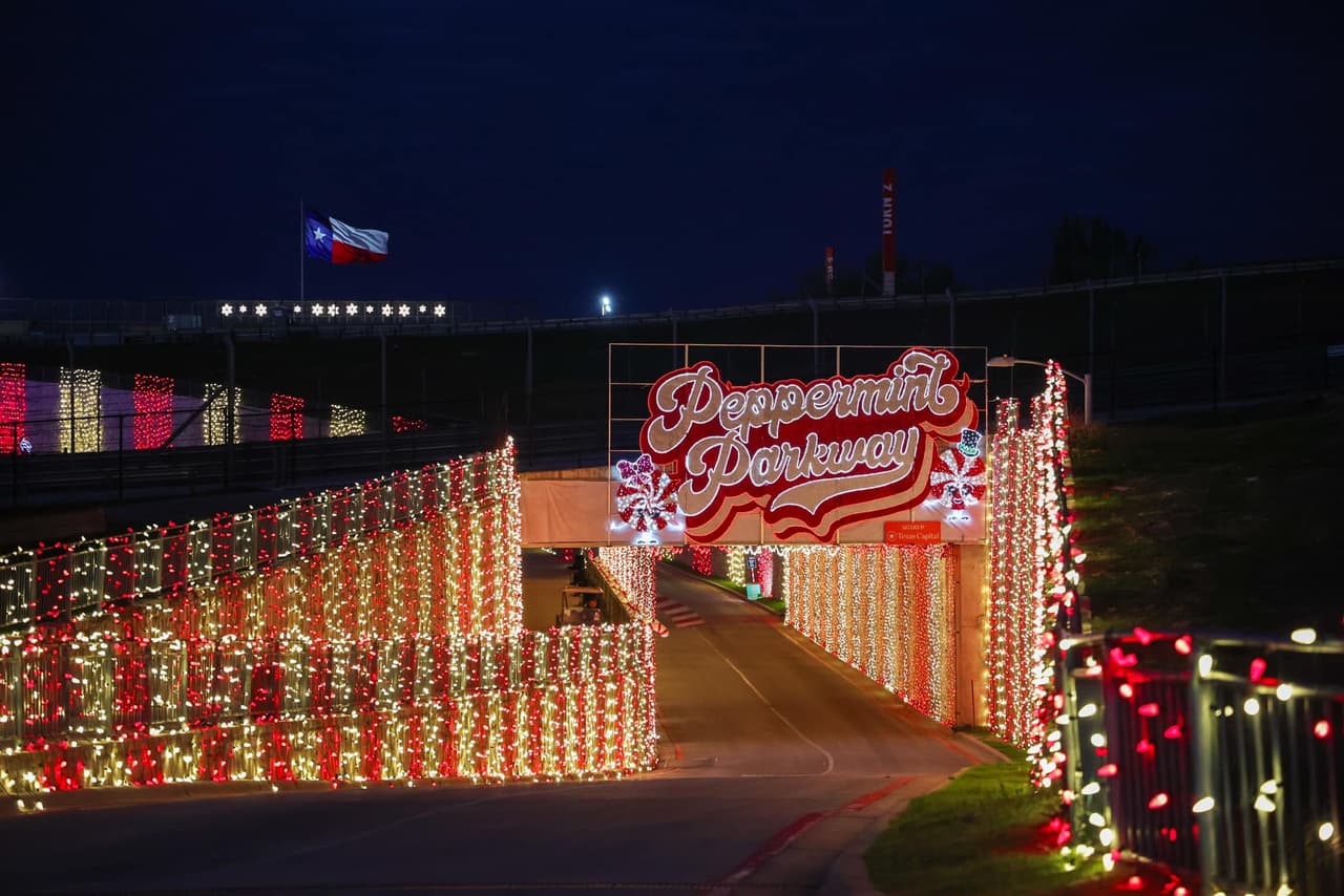 <h3 class="cms-H3-H3">Peppermint Parkway</h3>
<br>
<br>
<b>Dónde:</b> Circuito de las Américas
<br>
<b>Cuándo: </b>Del 22 de noviembre el 29 de diciembre
<br>
<b>Horario: </b>De 6:00 a 9:00 pm
<br>
<br>Es un camino que se recorre en vehículo a través de 
<b><a href="https://www.univision.com/local/austin-kakw/localisimo/peppermint-parkway-alumbrado-navideno-parque-austin-cota-texas-fotos">una milla de luces navideñas, música y desfiles de carnaval</a></b>. Los boletos varían desde los 45 a los 99 dólares.
<br>