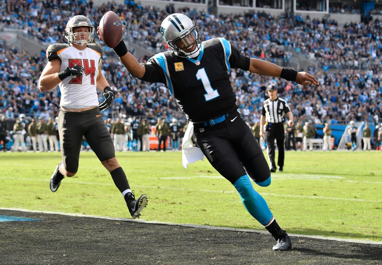 <b>La famosa 'Read Option'</b>
<br>Tener un jugar como Newton, te permite elaborar distintas jugadas de engaño, algo que le gusta mucho al equipo y con Cam como su centro, podrían elaborar un playbook con la viabilidad para que lleve el balón por tierra o por aire, entendiendo que tiene una buena lectura de jugadas ante los diversos planteamientos de las defensivas.