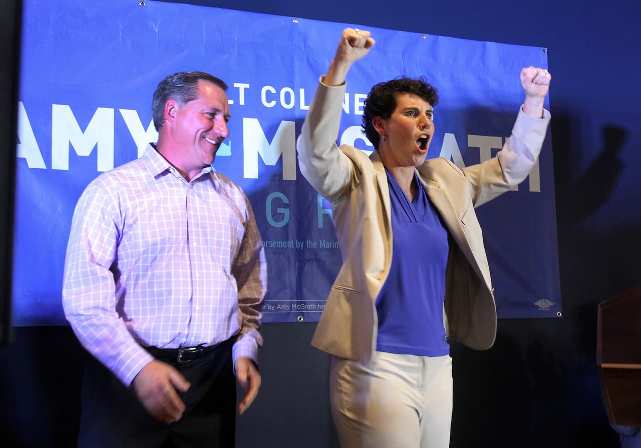 Una ex piloto de combate le gana la primaria en Arkansas al candidato favorito del Partido Demócrata