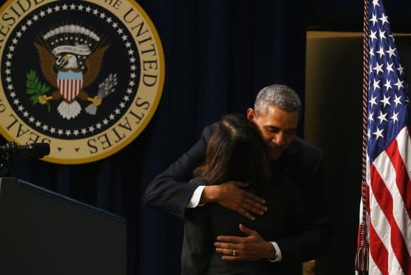 El momento más emotivo de la exhibición de la película fue cuando Barack Obama abrazó a Julie Chávez Rodríguez, nieta del activista Cesar ChávezMira más del séptimo arte.