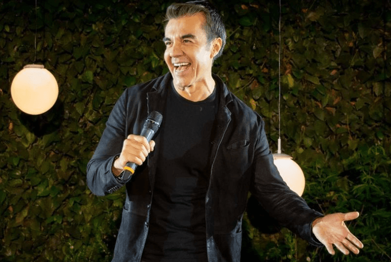 La apuesta consistía en adivinar qué celebridad estaba detrás de la máscara, si él adivinaba, Juanpa Zurita perdería su cabellera, y si no, él desafiaría las alturas al lanzarse en paracaídas. 
<br>