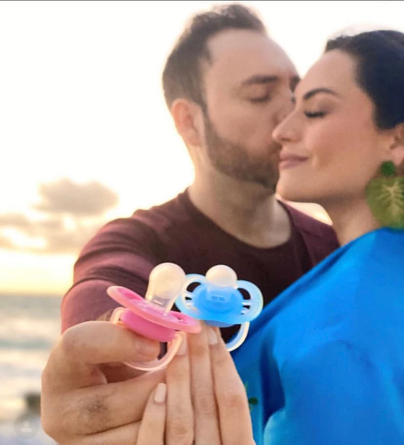 Con cinco meses de 
<a href="https://www.univision.com/temas/embarazo">embarazo</a>, Michelle compartió con el público que la quiere tanto la esperada noticia. Nuestra conductora 
<b>organizó un live al que acudieron sus seguidores para enterarse que el milagro tanto tiempo esperando por la pareja se trataba de una niña. </b>