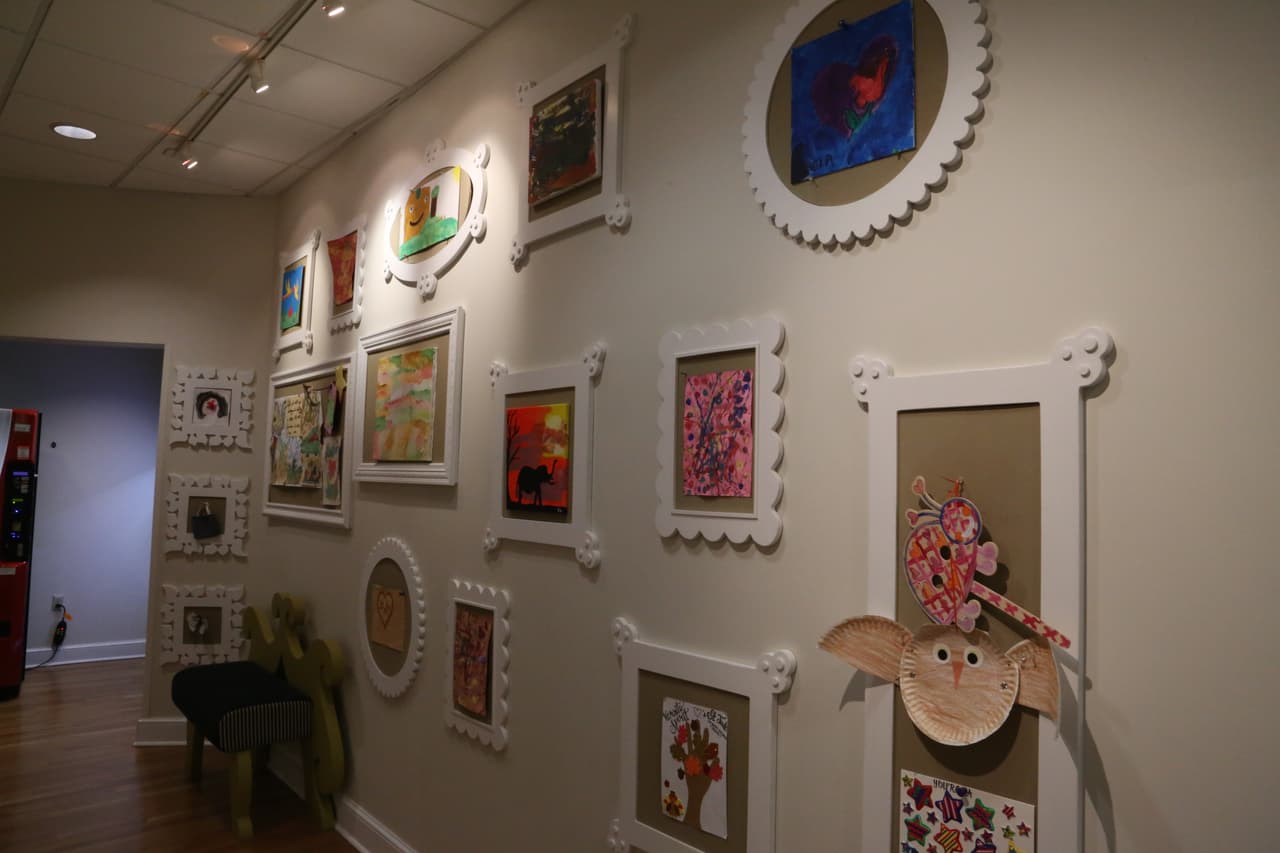 Los pasillos estaban repletos de dibujos creados por los niños de 
<b>St. Jude</b>.
<br>
<br>
<b>DONA AQUÍ: <a href="http://bit.ly/UnidosConStJude" target="_blank">bit.ly/UnidosConStJude</a></b>