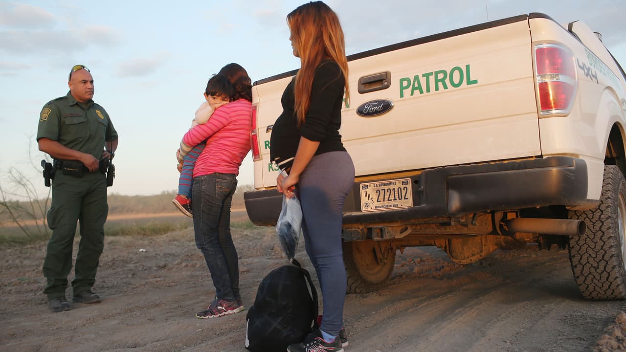 Oleada de niños centroamericanos jaquea la política migratoria de Obama