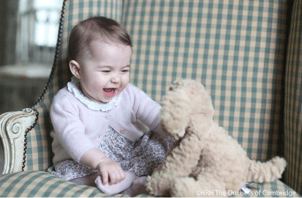 Con esa sonrisa contagiosa, la princesa Charlotte se ha ganado el corazón de los británicos, quienes están viendo crecer ante sus ojos a la primera nieta mujer de la fallecida Lady Diana.