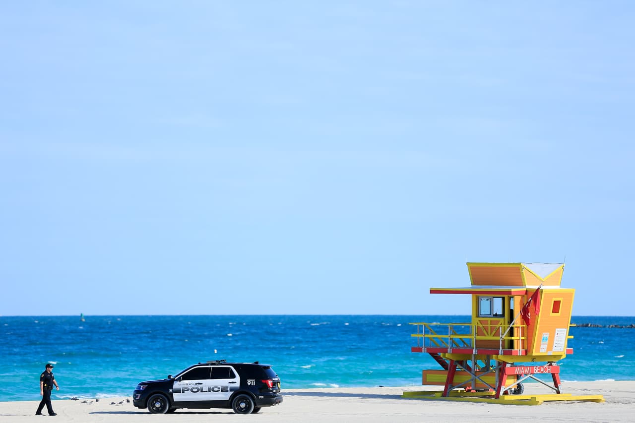 La policía de Miami Beach vigila que las personas cumplan con el cierre de parques, playas y otros espacios públicos, decretados por las autoridades.