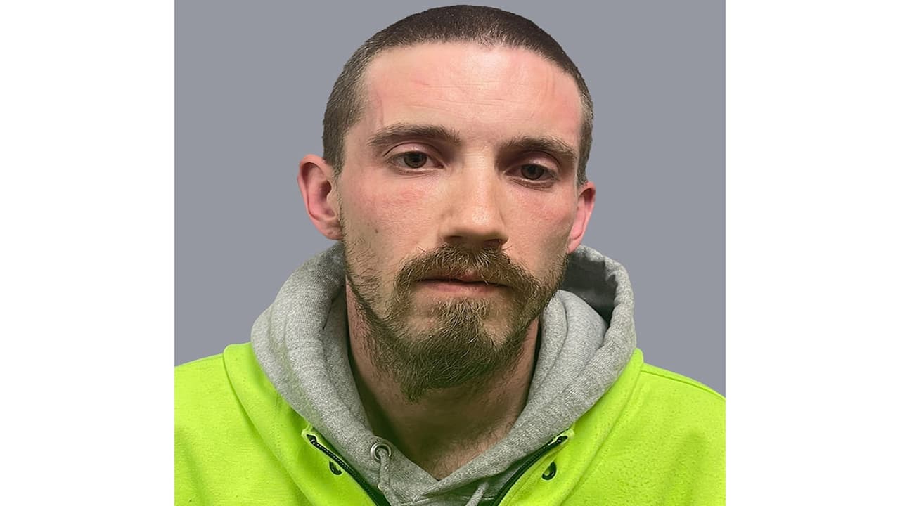 Un pedófilo acusado con 100 cargos de pornografía infantil fue arrestado cuando pensaba viajar con un menor de edad 