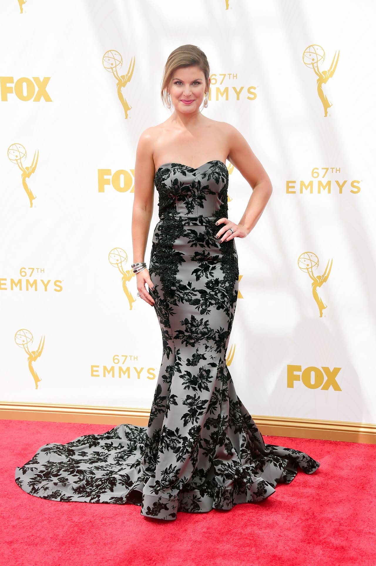 El bordado floral es una tendencia que no falla en ninguna alfombra roja, por eso Kristin dos Santos eligió este hermoso vestido en gris y negro.