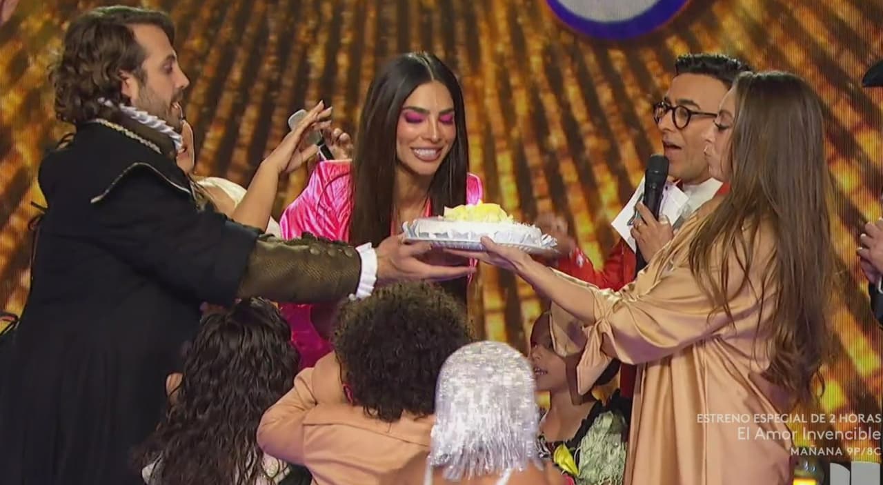 De inmediato, Edwin Luna y Diego Luna se animaron a cantarle 'Las Mañanitas', tema tradicional en México para festejar el cumpleaños de las personas.