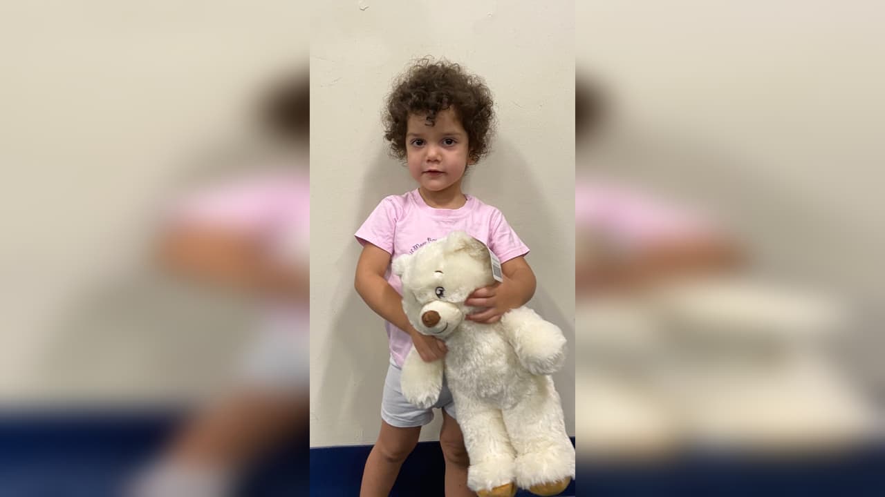 Dijo que iba al baño y abandonó a su hija de 2 años con dos extraños: uno era un policía y la arrestaron