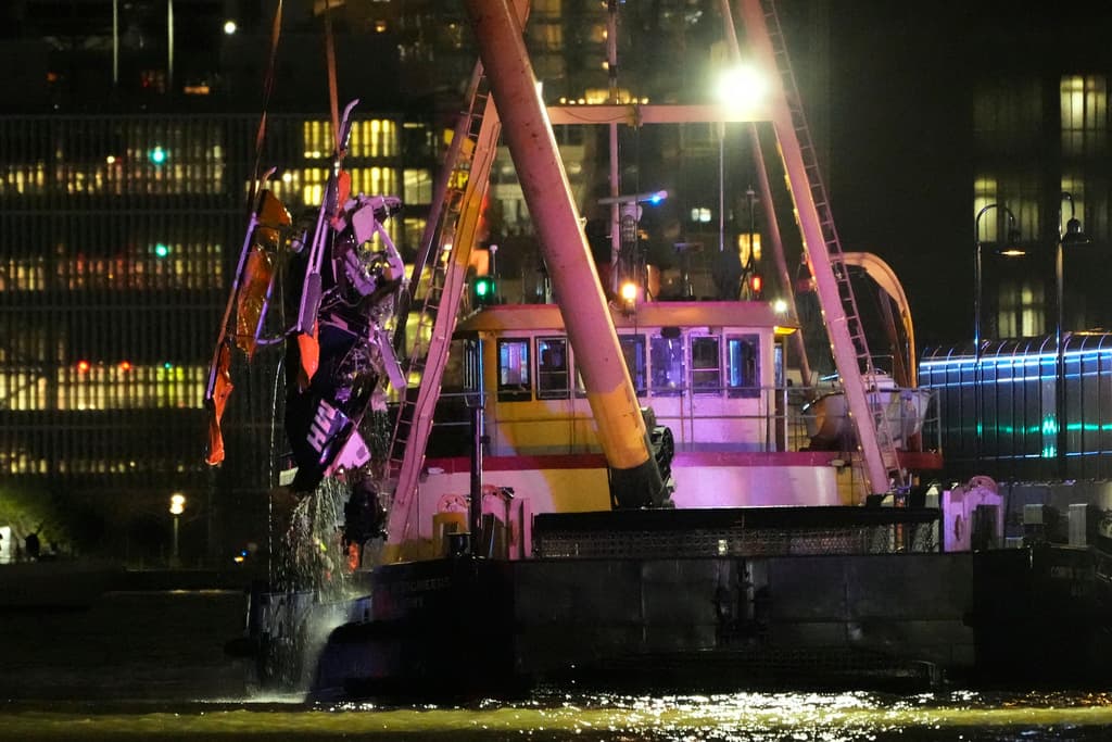 Una grúa levanta los restos de un helicóptero que se estrelló en el río Hudson, el jueves 10 de abril de 2025, en Jersey City.