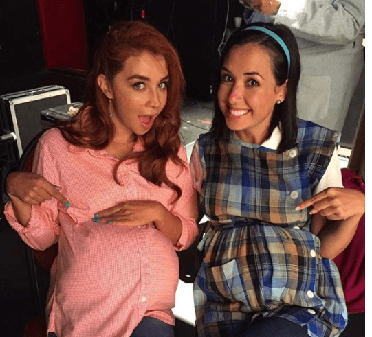 Con esta fotografía junto a la actriz Fátima Torre nos muestra cómo luciría si estuviera embarazada.