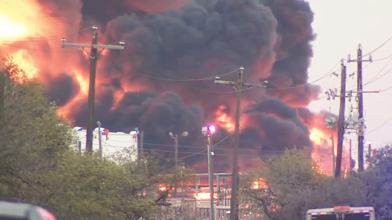 Los químicos que están ardiendo en los tanques comprometidos contienen compuestos encontrados en la gasolina, como benceno, nafta y xileno.
<br>
