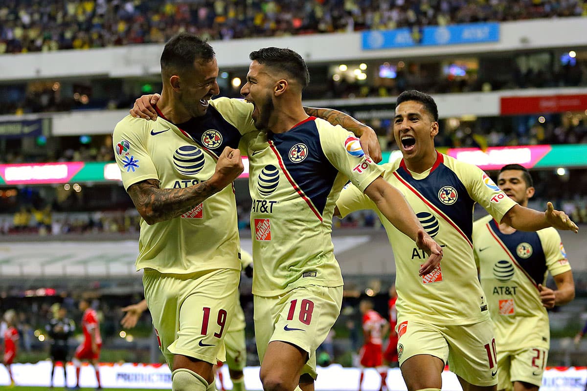 Poco después, al minuto 24, el paraguayo Bruno Valdez (centro) anotó de cabeza el segundo para el América, confirmándose como defensa goleador con seis tantos y marcándole de nuevo al Toluca.