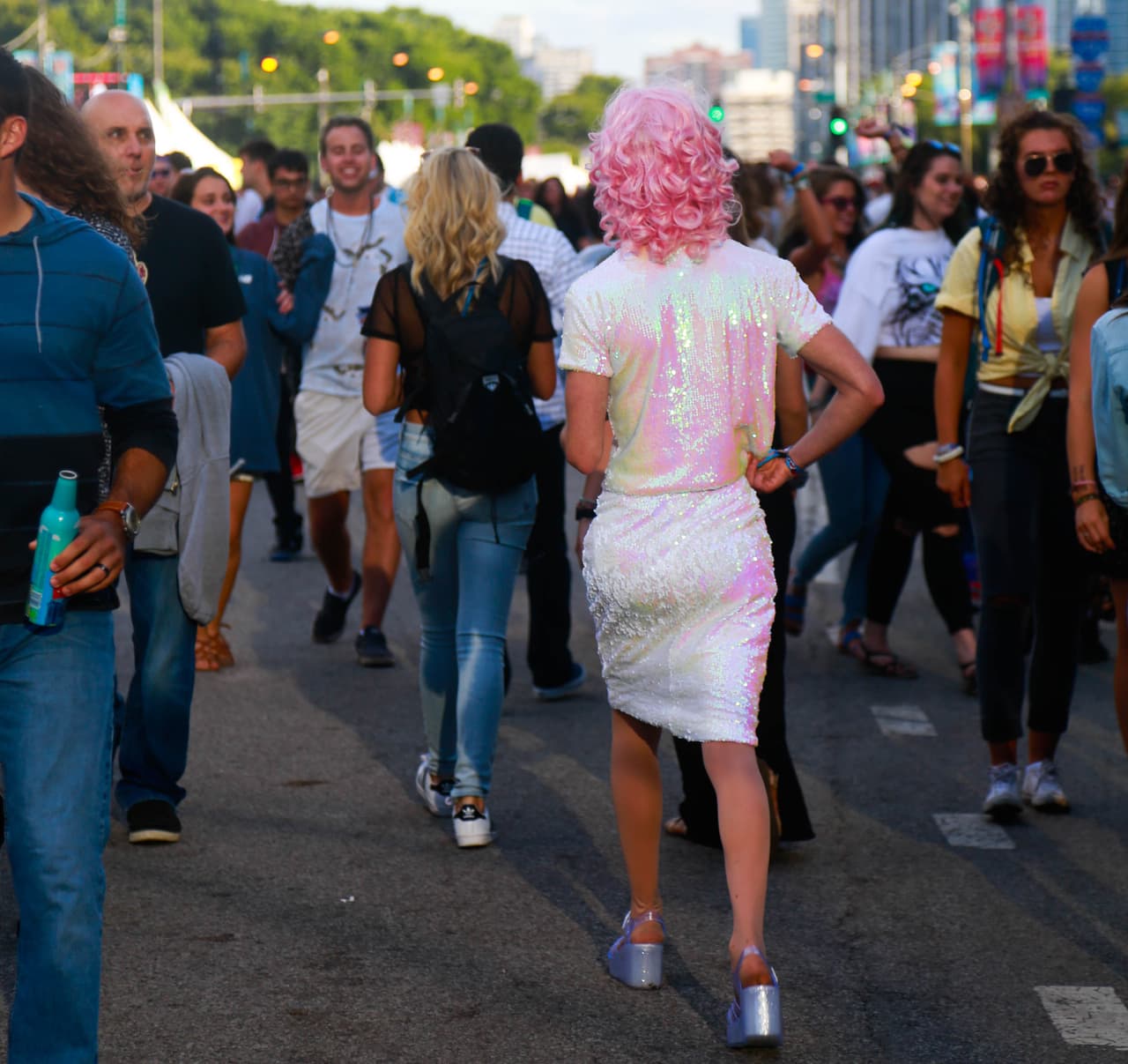 Desde disfraces de unicornios hasta atuendos muy veraniegos, pero eso sí muy buena vibra. Aquí una galería de fotos de la moda y el ambiente de Lollapalooza.