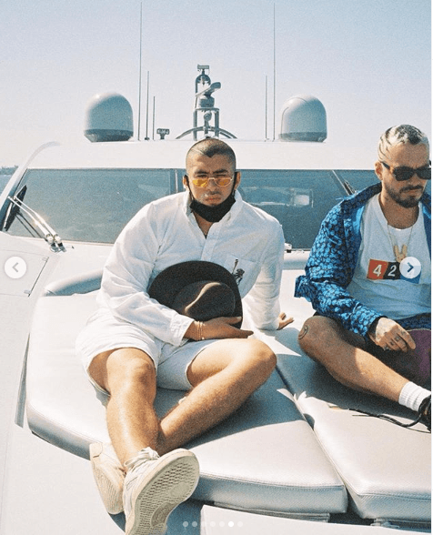 Además de haber rotó un récord de Spotify, esta colaboración entre Bad Bunny y J Balvin se estrenó en el primer lugar de las listas de Apple Music en 20 Países. YAa ha sido llamado el "Álbum del Verano".