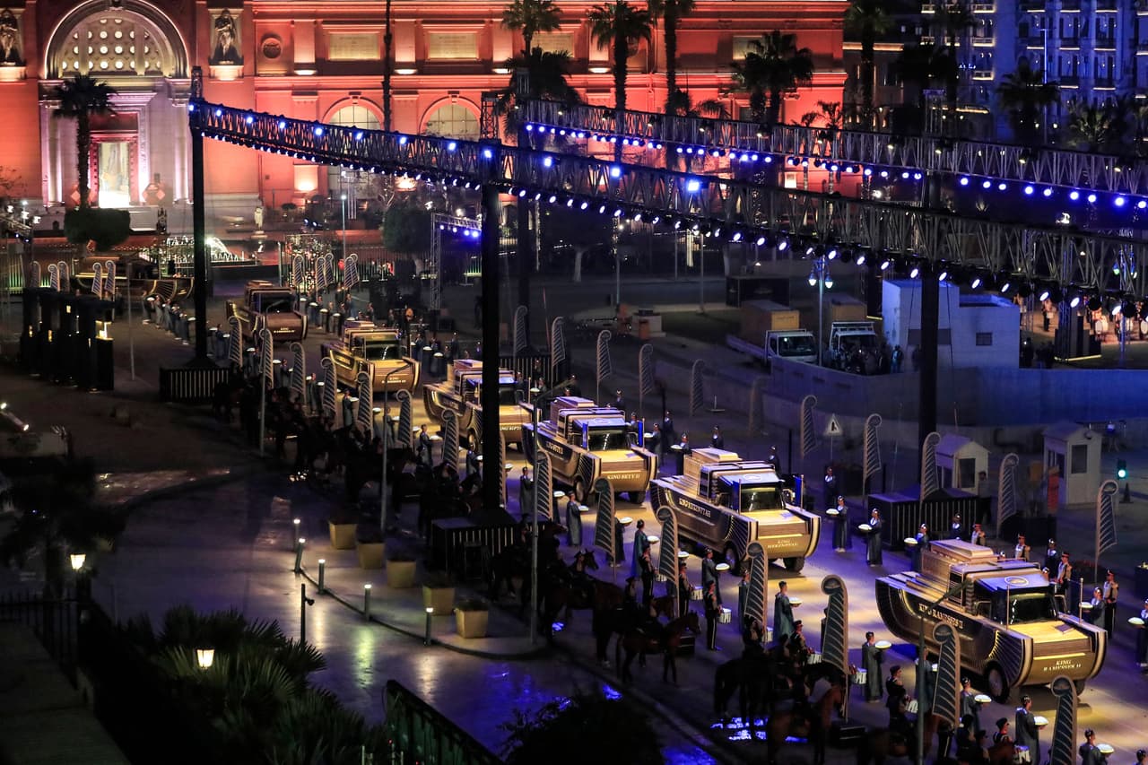 Bajo una alta vigilancia policial, el 'Desfile Dorado' de los faraones, 
<b>a bordo de vehículos que imitaban los carros funerarios de la época</b>, cruzó en unos 30 minutos los siete kilómetros que separan la plaza Tahrir, donde se encuentra el museo de El Cairo, y el nuevo hogar real, el NMEC.