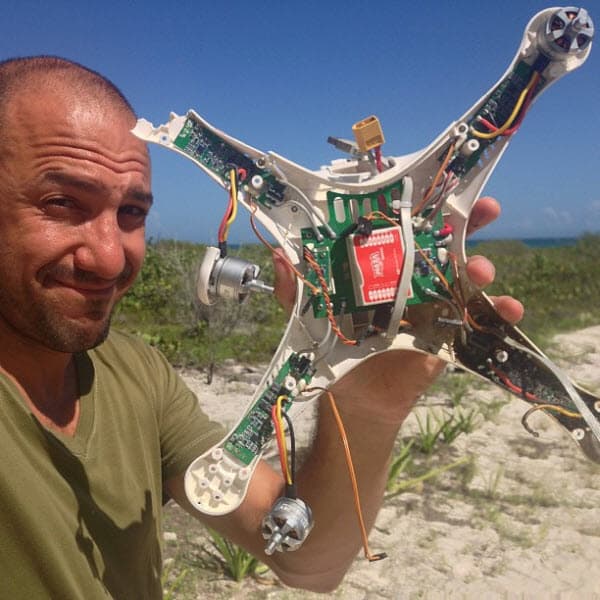 Gabriel es cineasta y director, produce videos musicales y también comerciales publicitarios. Su especialidad son los drones.