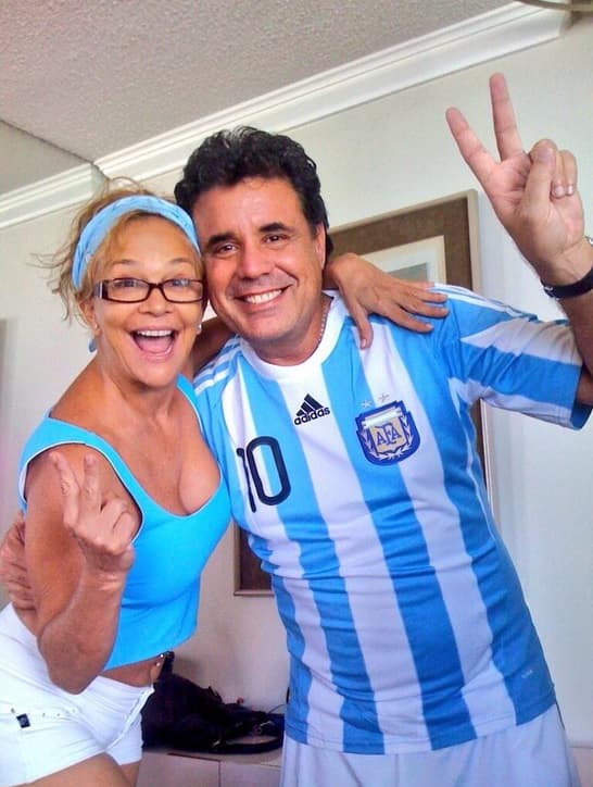 "Sin ti las mariposas ya no vuelan hasta mí... Las azucenas no perfuman el jardín... La vida se me ha ido tras de ti... Vistiéndome de pena... Todo lo vivido se ha quedado en el camino".