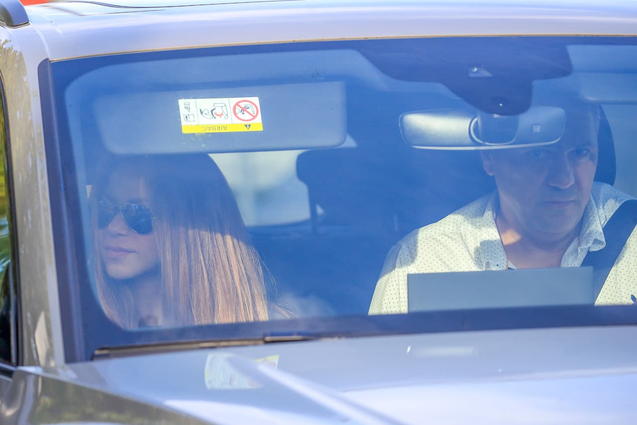 Shakira fue vista con esta apariencia durante una salida con 
<b><a href="https://www.univision.com/famosos/shakira-pique-refugio-hermano-fotos" target="_blank">su hermano Tonino Mebarak. </a></b>
<br>