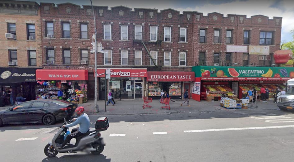 <h3 class="cms-H3-H3"><b>4. Ridgewood, Queens, Nueva York, Estados Unidos</b></h3>
<br>
<br>Este barrio está enclavado en la frontera entre Brooklyn y Queens y ha tomado lo mejor de los dos distritos: la diversidad de Queens y las ofertas modernas de Brooklyn. A pesar de toda la modernización y gentrificación que ha vivido Nueva York, Ridgewood todavía mantiene importantes elementos de su pasado y tiene diez zonas históricas, como las hileras de casas de ladrillo de dos pisos, distintivas del barrio. Ridgewood es un barrio discreto y acogedor que aunque se ha transformado sigue conservando su esencia.