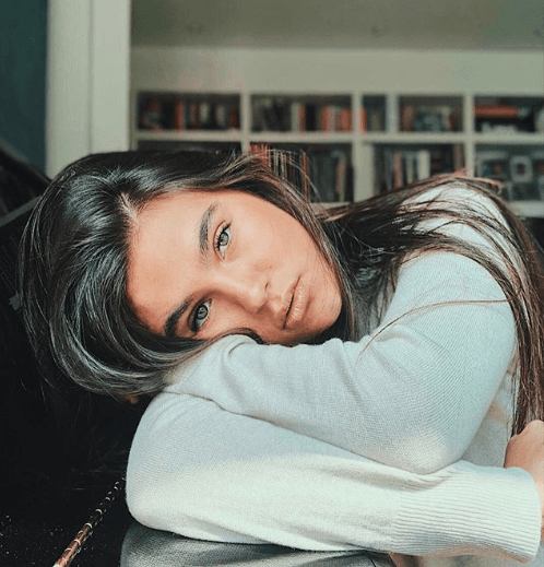 Romina heredó los ojos verdes de su padre y las facciones de su mamá, también conocida como Silvita de la serie Vecinos. 
<br>