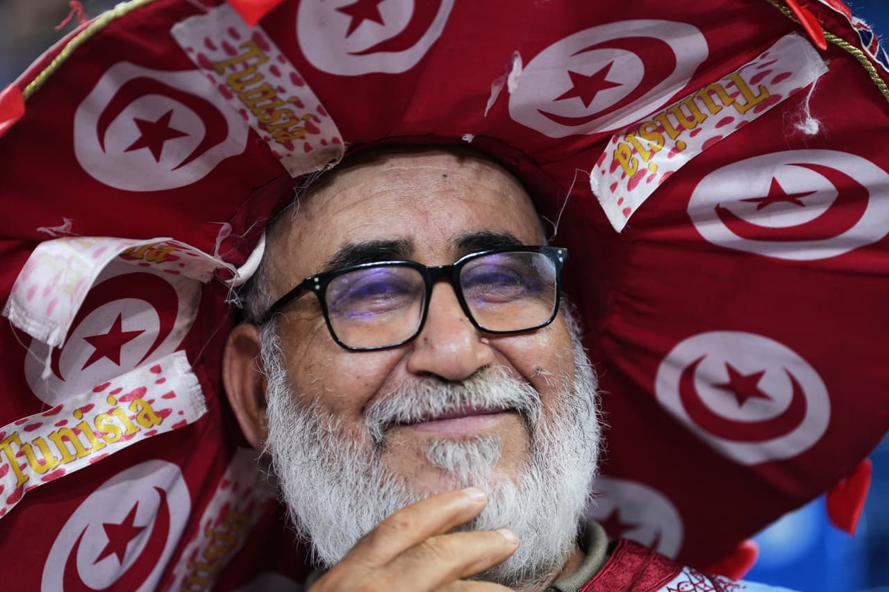 Un aficionado tunecino sonríe antes del partido de fútbol del Grupo F de la Copa Mundial entre Túnez y Japón en Guadalupe, cerca de Monterrey, México, el sábado 20 de junio de 2026.