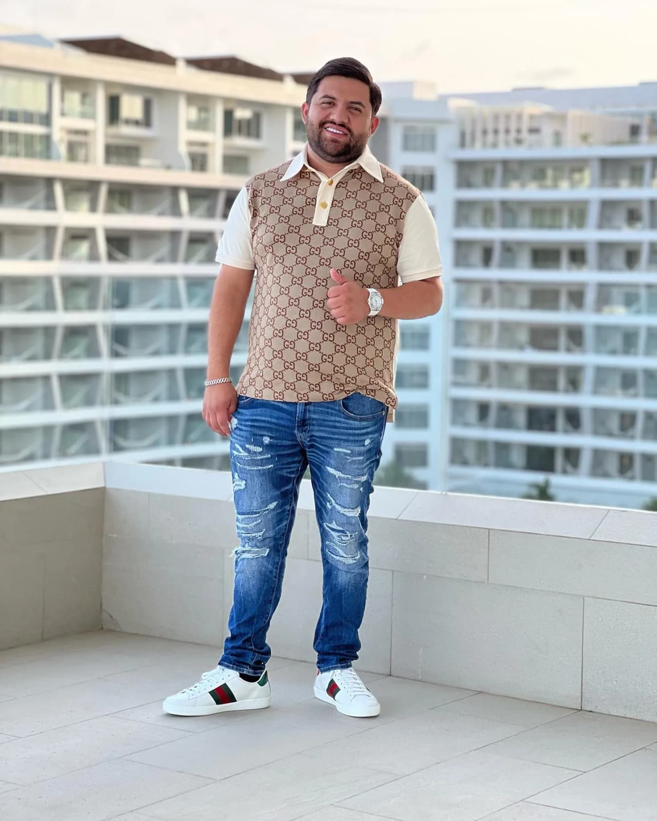 <b>Luis R Conriquez</b> tiene un talento innato que lo ha llevado a darse a conocer. Sus letras en corridos modernos, han hecho que sus reproducciones en Youtube cada vez sean mayores. Nació en Coborca, Sonora, la misma tierra de Christian Nodal, y aunque todavía no ha podido hacer un junte con él, sí lo ha hecho con grandes artistas del Regional Mexicano, como
<a href="https://www.univision.com/musica/karol-g-y-eduin-caz-harian-una-cancion-juntos" target="_blank">Grupo Firme</a>, La Adictiva, Gerardo Ortiz, y más recientemente, con Junior H y sus corridos tumbados.