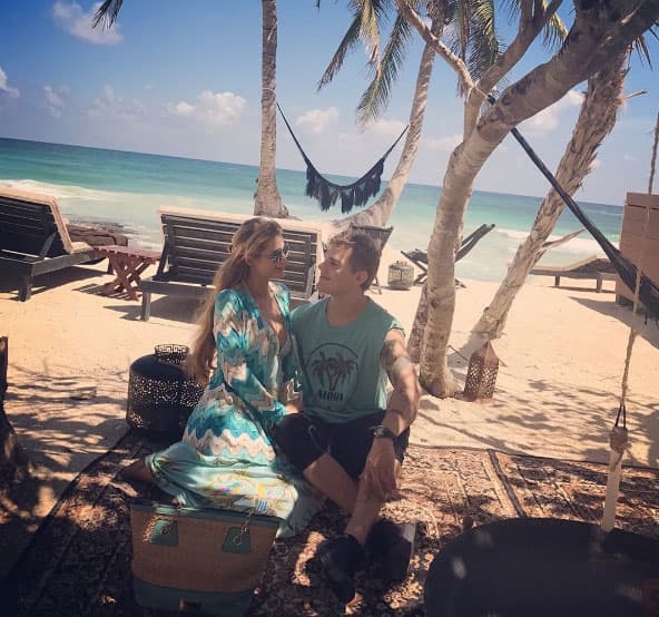 Paris Hilton con su novio en Tulum, México