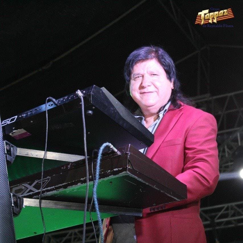 La mañana del 18 de enero de este año, las redes sociales se inundaron con la noticia de la 
<b>muerte de Reynaldo Flores, </b>líder y tecladista de
<b> <a href="https://www.facebook.com/GrupoToppaz/">Grupo Toppaz</a></b>, lo que posteriormente fue confirmado por medios locales.
