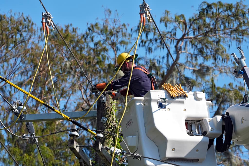<b>Las calles aún están llenas de escombros y agua estancada</b>, lo que obstaculiza la restauración de los servicios y deja a muchas comunidades viviendo en condiciones insalubres y peligrosas.