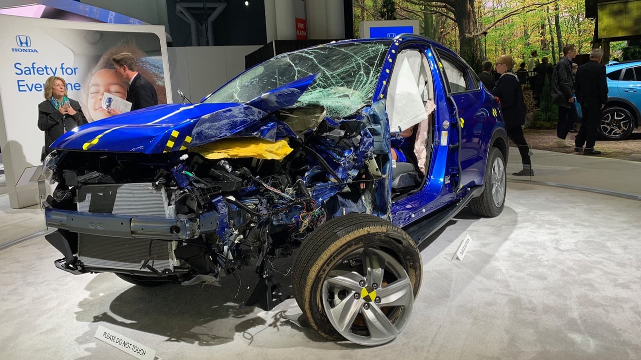 <h3 class="cms-H3-H3">Honda HR-V destruida en una prueba de choque</h3>
<br>Esta HR-V, la crossover subcompacta de Honda, fue chocada y hecha irreconocible después de haber sido sometida a una prueba de choque, sin embargo, mantuvo su área para pasajeros en perfecto estado. Es por esto que Honda la desplegó orgullosa entre sus brillantes modelos nuevos, demostrando que
<b> los autos muy pequeños también pueden ser muy seguros</b>.