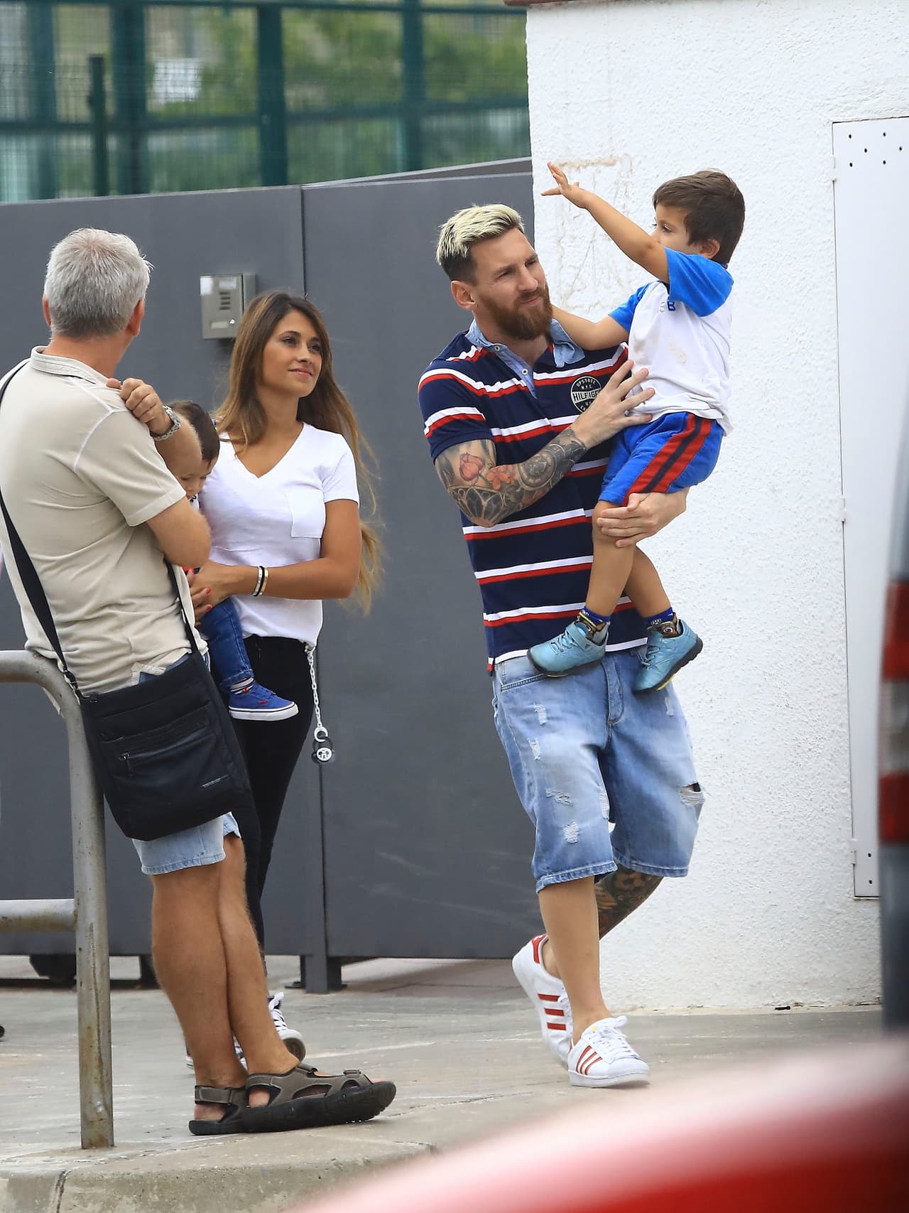 Su esposa Antonella Roccuzzo y su hijo Mateo lo acompañaban.