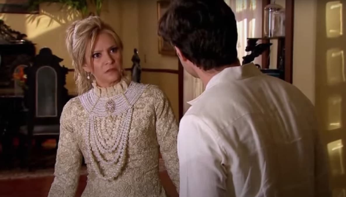 <b>Graciela Giacinti de Mendoza</b>
<br>Daniela Castro interpretó a una madre manipuladora en 
<a href="https://www.univision.com/famosos/ana-paula-martinez-vencer-el-pasado-protagonista-actriz-lo-que-la-vida-me-robo-fotos">Lo Que La Vida Me Robó</a> (2013). En dicho papel domina a su hija a conveniencia para conservar su estatus social, pues desde hace tiempo vivían en bancarrota.