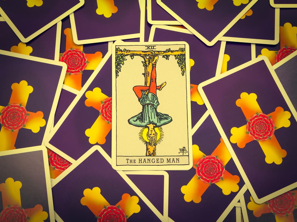 El colgado está ahí suspendido, sin hacer nada y, por tanto, sin actuar, sin producir, sin avanzar. Esa pasividad es como una veleta o justamente algo que cuelga de algún lado esperando que sople el viento y lo mueva. Así estamos nosotros, balanceándonos entre las opiniones y acciones de los demás, sin tomar acción.