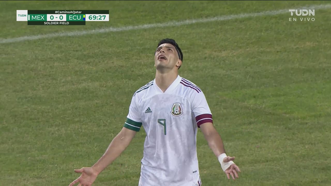 ¡Una 'limpia', por favor! Raúl falla otra frente a la portería