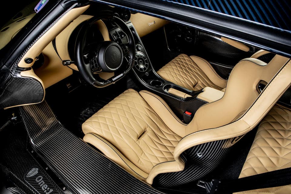 El Koenigsegg One:1 es una variación extrema del Koenigsegg Agera R. Debe su nombre a su excelente relación entre peso y potencia de un caballo de fuerza métricos por cada kilo de peso (1,361 : 1,361). Fue diseñado para un grupo de compradores chinos que querían un Koenigsegg de pista de circulación legal. Solo se construyeron 7 unidades entre 2014 y 2015. Cuenta con un motor V8 doble turbo de 5.0 litros de desplazamiento que desarrolla 1,341 caballos de fuerza (1,361 caballos de fuerza métricos). El fabricante piensa que el One:1 puede lograr una velocidad de 273 millas por hora. Desafortunadamente, el modelo de pruebas sufrió un aparatoso accidente en el circuito alemán del Nurburgring, por lo que habrá que esperar a que sea restaurado a su antigua gloria para comprobar si la bestia sueca es capaz de cumplir con las expectativas de su fabricante. 'El Patrón' debe haber pagado en exceso de 1,500,000 dólares por esta joya de la ingeniería automotriz holandesa.