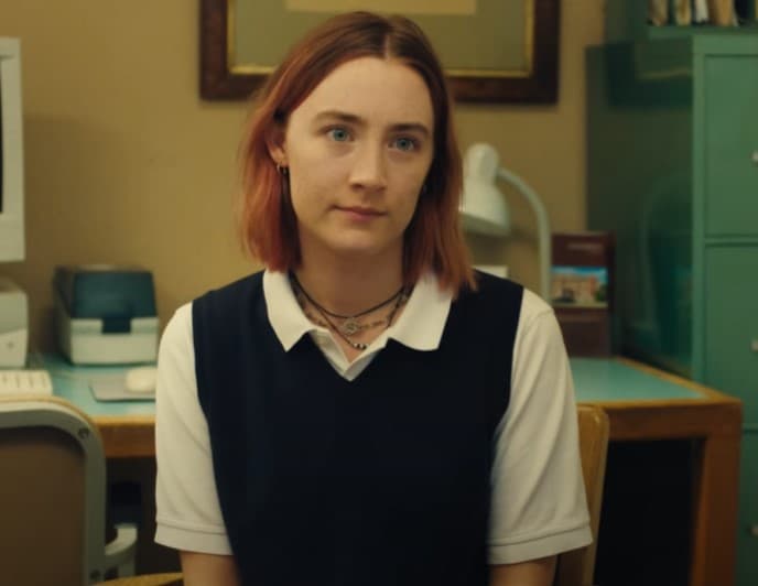 <b>'Lady Bird'</b>
<br>En ‘Lady Bird’ el tinte color neón que ocupa Saoirse Ronan, así como el uniforme de colegio y otros vestuarios que se emplean tienen la intención de hacer referencia a los albores del nuevo siglo. Además, los accesorios que utiliza ‘Lady Bird’ son un indicio de su personalidad rebelde.
<br>
<br>