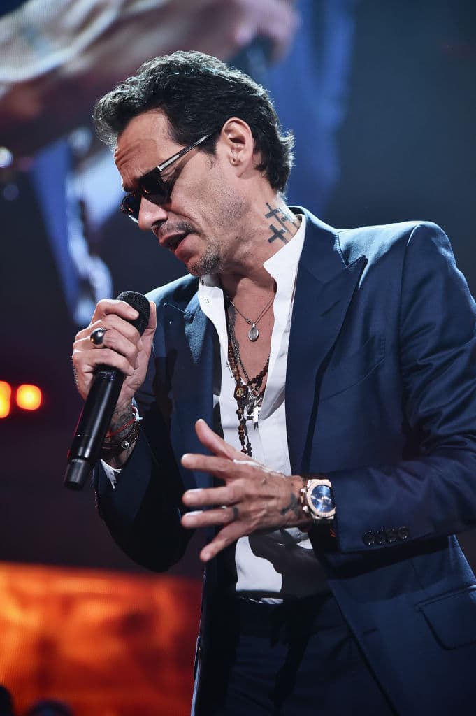 Marc Anthony había enfrentado cargos por no declarar impuestos entre 2000 y 2004 sobre ganancias que sumaban los 15.5 millones de dólares. En 2010, tenía facturas atrasadas por los impuestos de una propiedad en Long Island. Al final, llegó a un acuerdo. Pagó 2.5 millones de dólares, más los intereses.