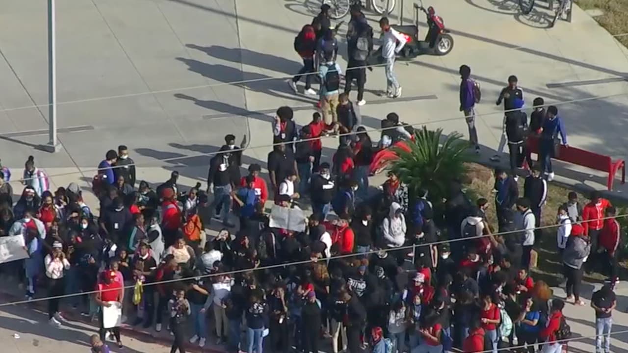 Algunos de los estudiantes que participaron en la protesta hablaron con
<b><a href="https://www.univision.com/local/houston-kxln/">Univision 45.</a></b>