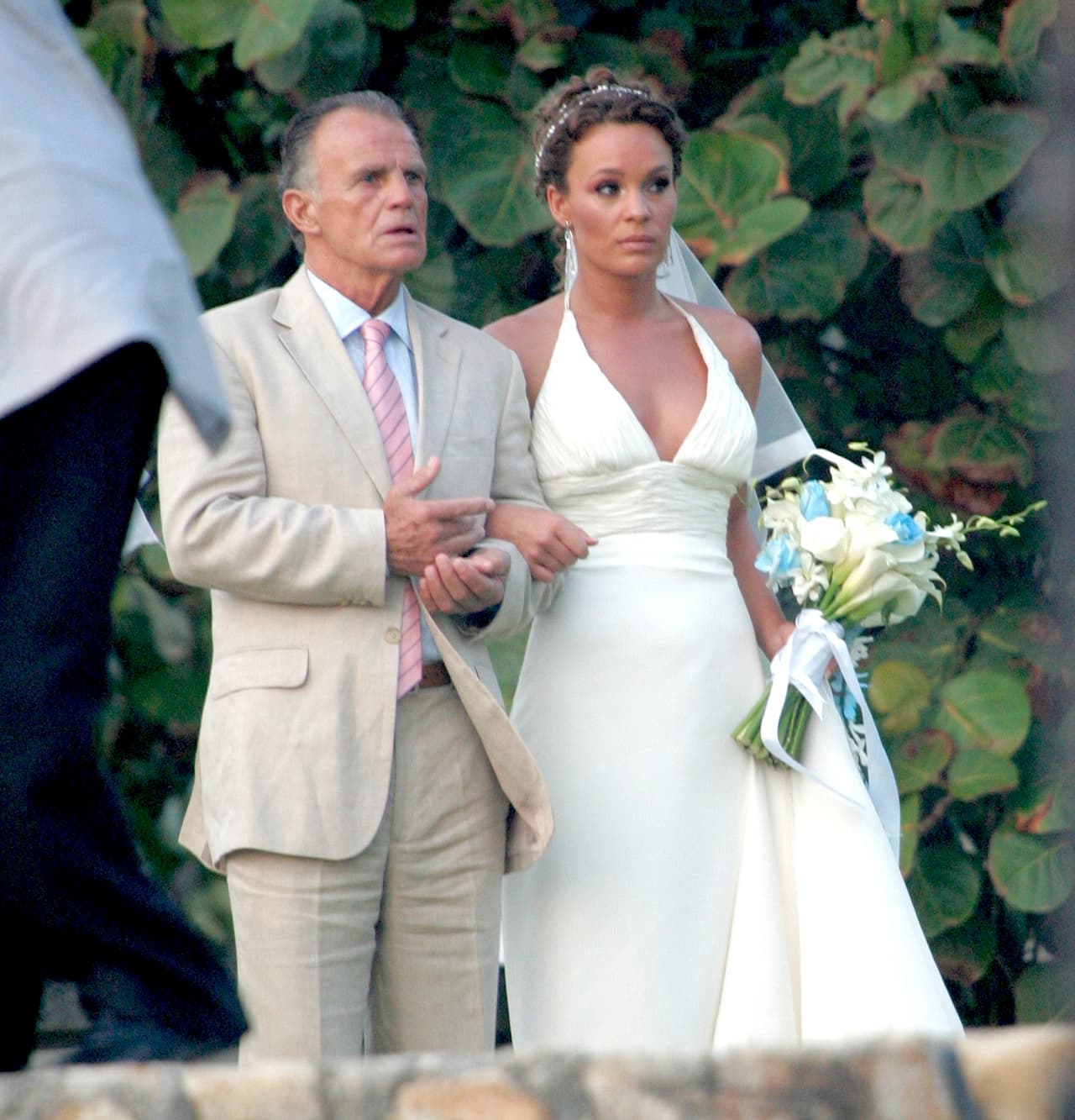 "Me frené cien por ciento por mi familia", explicó, "porque a mi papá (Jorge Coch, con ella en la foto) 
<b>le dio cáncer</b> hace unos años, entonces pues hay que cuidarlos".