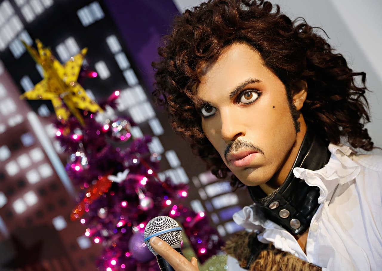 Conocido simplemente como Prince, su nombre completo era Prince Rogers Nelson y nació el 7 de junio en 1958 en Minneapolis, Minnesota. Esta es su figura de cera en Madame Tussauds New York.